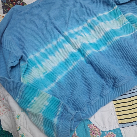 Simply Southern "BEACH VIBES" 🌊✌️ TieDye Waffle Sweatshirt - Picture 6 of 7